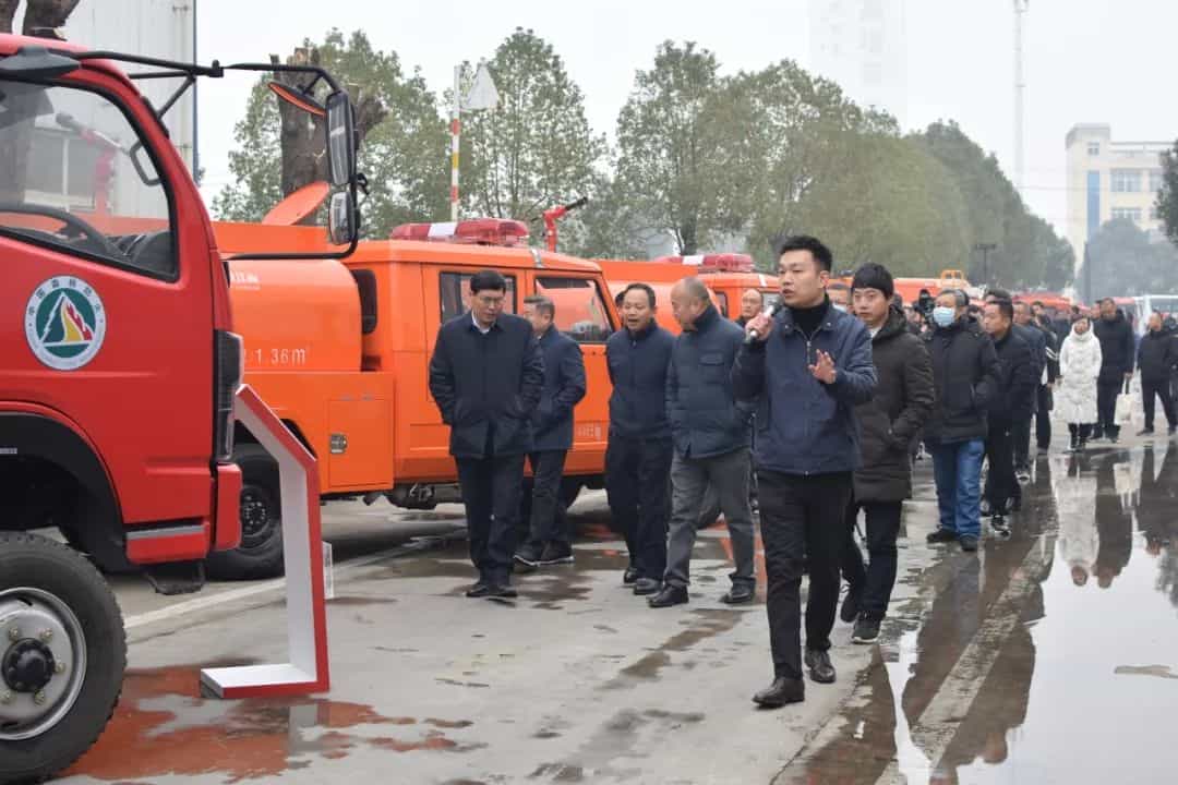豫鄂兩省十一縣（市、區(qū)）領(lǐng)導和部分負責人等蒞臨湖北江南公司參觀森林防火應急裝備系列產(chǎn)品！